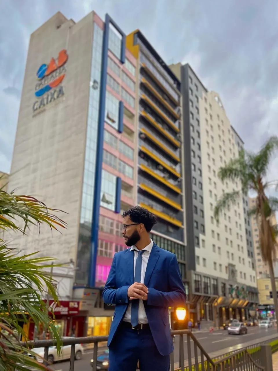 Diego Fernando Machado Fuentes em frente ao edifício da OAB